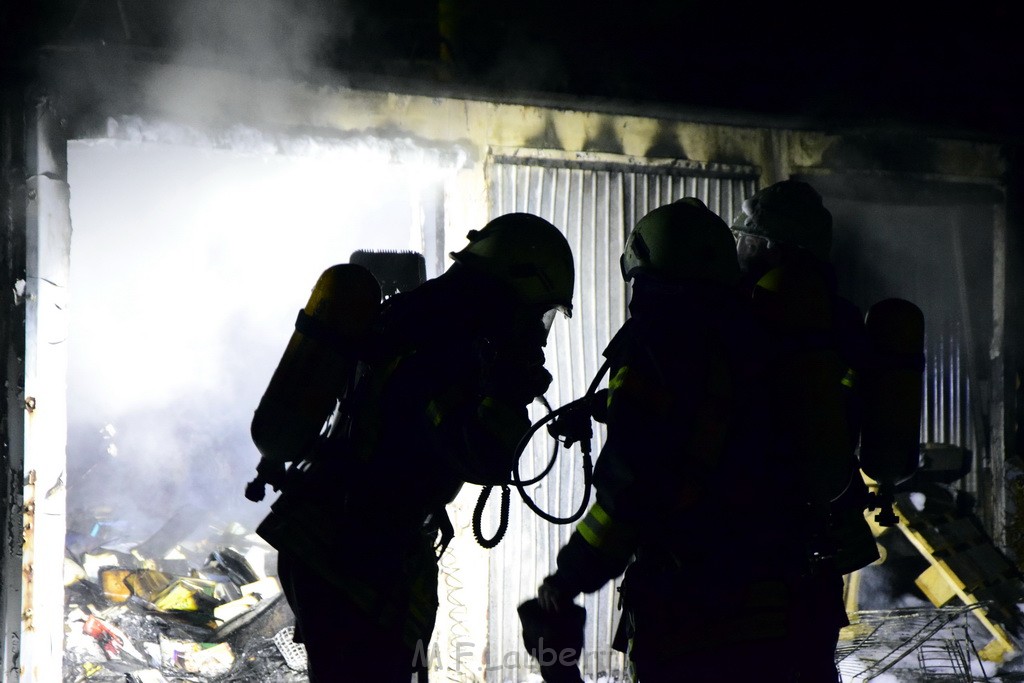 Feuer Hinterhof Garagen Koeln Hoehenberg Olpenerstr P079.JPG - Miklos Laubert